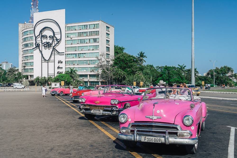 A imagem de Camilo Cienfuegos decora o prédio de telecomunicações da Praça da Revolução, Havana Velha