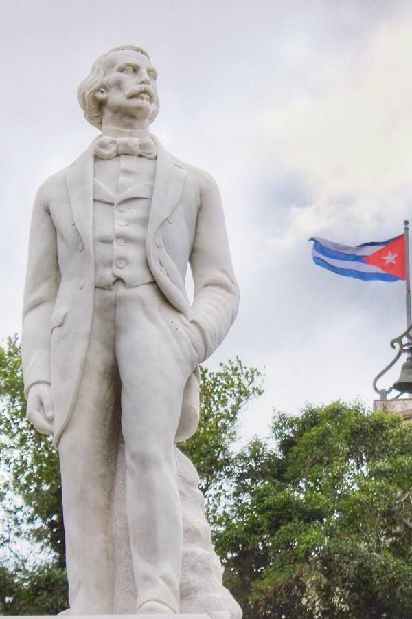 A Estátua de Carlos Manuel de Cespedes na Plaza de Armas, Havana Velha