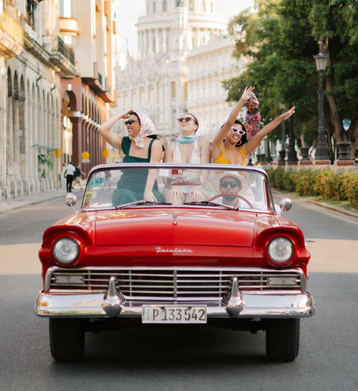 Um passeio em um carro antigo em Havana- large