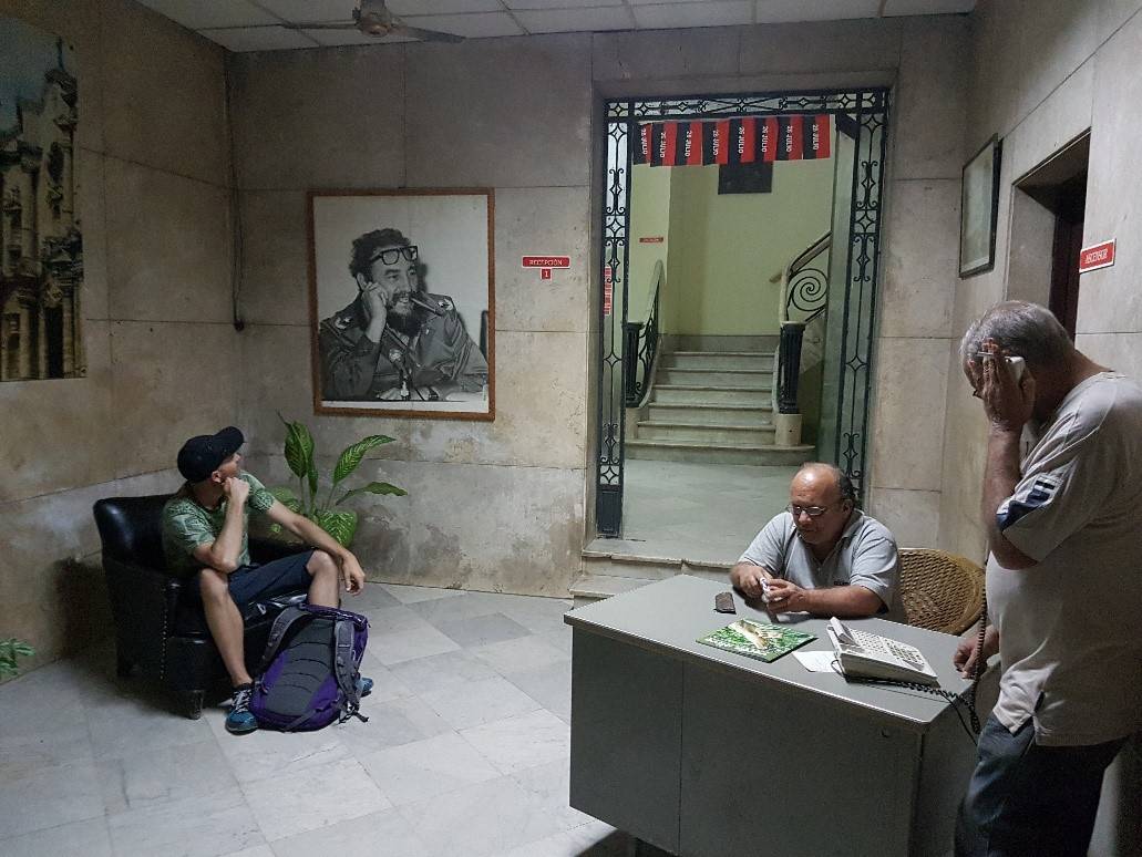 Uma foto de Fidel Castro num predio em Havana Velha